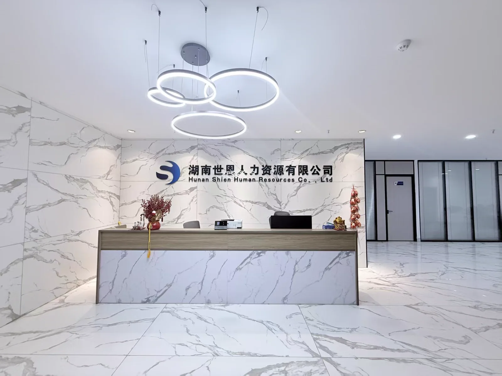 金桥招聘部前台接待区实景